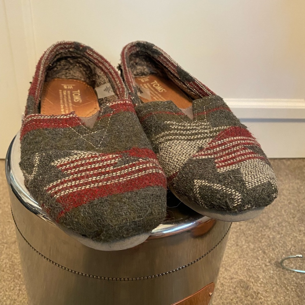 TOMS fur-lined slip-ons, size 5